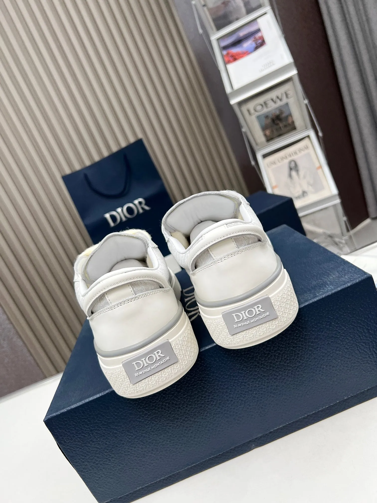 👟👟Ex-factory price 560👟👟 Embroidery +20, DIOR Dior B33 couple's casual shoes - black embroidered model 2024 spring new style, a new interpretation of the classic tennis shoes, the fashionable silhouette highlights the heavy texture, carefully made of black silk matte cowhide, decorated with three-dimensional embroidered Oblique print panels of the same color, and decorated with Dior It's distinguished by a padded tongue with an embossed logo, wide black mohair laces and tonal brass eyelets with a matte finish. The solid black Oblique print-effect rubber sole is decorated with a contrasting Dior 30 Avenue Montaigne logo on the back to enhance the style and add a fashionable touch to the casual look. Size: Women's 35-40 (34, 41 customized, non-refundable) Men's 39-45 (38, 46 customized, non-refundable)